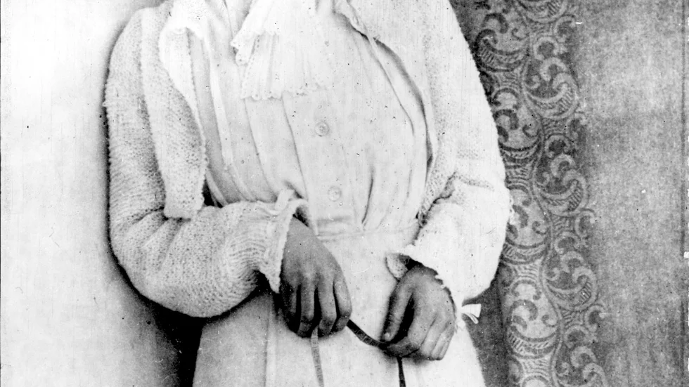 Edith Södergran (1892–1923) brände allt för att "likmaskar" inte skulle kunna rota efter tolkningar – men bilderna fick vara kvar. Bland annat det berömda självporträttet.