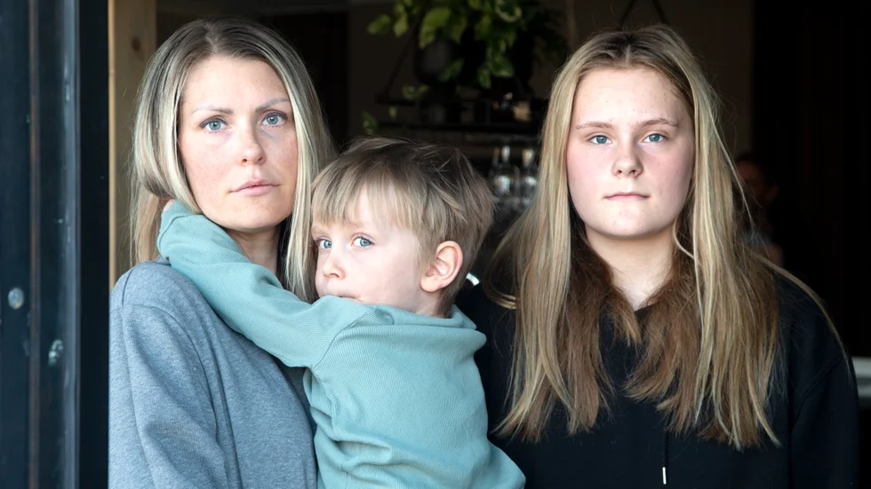 Fembarnsmamman Lina Petersson fick en straffavgift på 450 kronor när hon på grund av sjukdom avbokade 12-åriga dottern Humla Lundbergs tandläkartid. Nu riktar hon hård kritik mot folktandvårdens avbokningsregler. "Det känns som att vi straffas för att barnen är sjuka", säger hon.