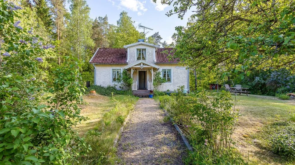 För närvarande säljs det ett 50-tal fritidshus/tomter i Kalmar län. Den här stugan i Hagelsrum är etta vad gäller sidvisningar på bostadssajten Hemnet.