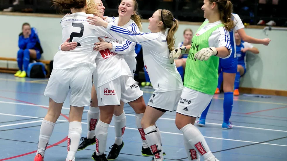 SEGERJUBEL. Så här såg det ut i fjol när Borens damer som brukligt vann Kristberg cup. Ska Boren vinna igen i år?
