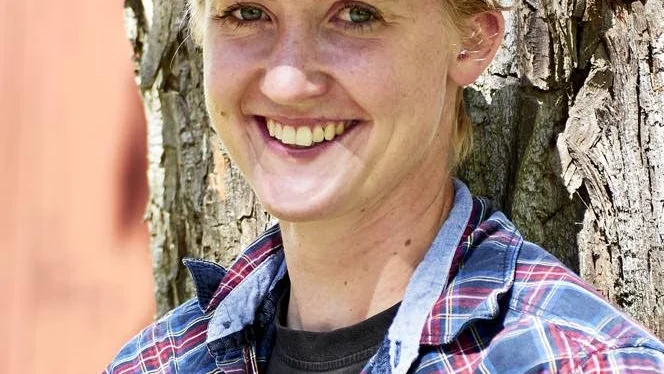 Författaren. Malin Sundin har skrivit en skakande inifrånskildring av en utrotningshotad art: svensk mjölkbonde.