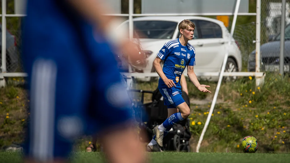 Isac Wikström lämnar moderklubben Storfors AIK. Den 17-årige mittbacken har tecknat ett treårskontrakt med Piteå IF. (Arkivibld)