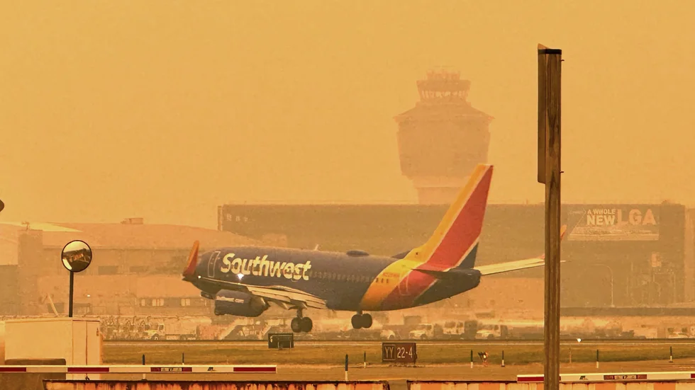 Röken ligger tät över flygplatsen LaGuardia i New York. Flera flygningar till områden kring New York och Philadelphia har försenats eller ställts in på grund av dålig sikt.