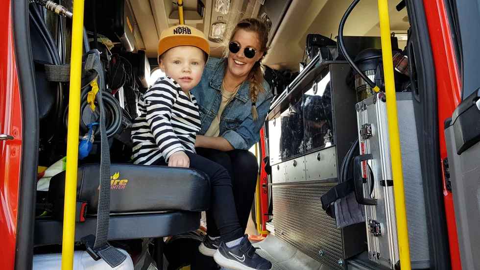 Sam Pohjanen, 2 år, var först lite tveksam till att klättra in i brandbilen men med hjälp av mamma Louise Hedlund gick det bra.