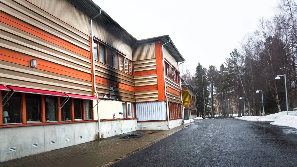 Branden orsakade skador som gjorde att lednigne var tvugna att stänga veckan ut. Vad som händer med skolverksamheten sedan är för närvarande oklart.