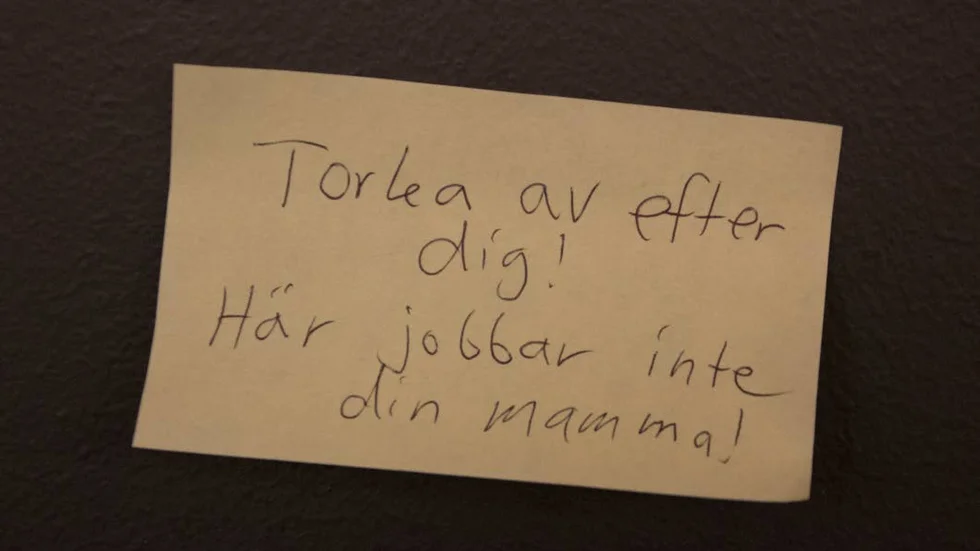 I Sverige kommunicerar vi gärna med lappar och massmejl istället för att ta det direkt med den det berör har krönikören Lina Stoltz noterat.