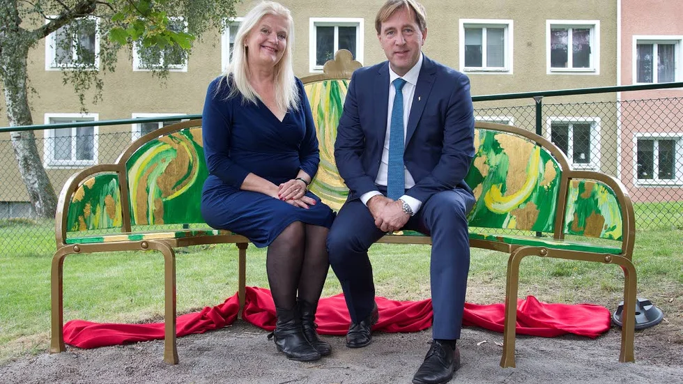 Första paret ut. Konstnären Joanne Posluszny-Hoffsten och Fredrik Törnqvist, vd för Stångåstaden.