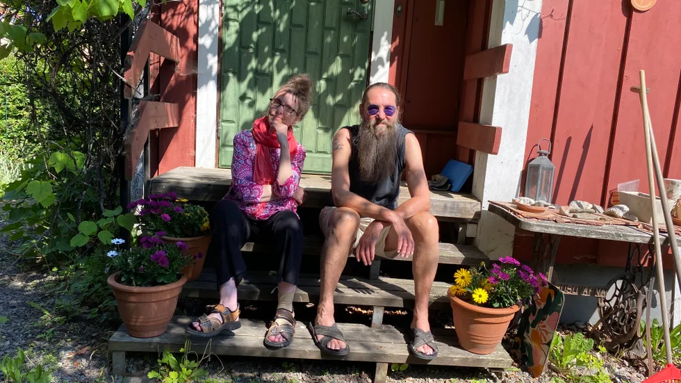 Samboparet Stina Nilsson Bassell och Holger Thell på Bråbogatan i Röda stan i Norrköping laddar för lördagens kulturrunda i de egna kvarteren. Det brukar komma mycket folk, berättar de. Själva bidrar de med böcker och musik till programmet.