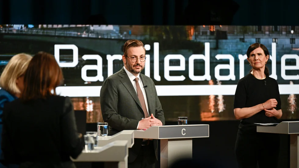 Upp med handen den som (utan att få betalt för det) lyckades genomlida de två timmarna och sedan somna gott med tanken att landet är i goda händer, skriver Maria Björk Hummelgren.