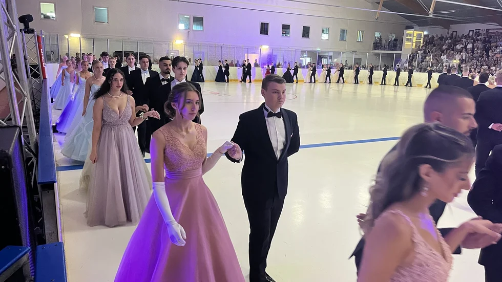Nu är dansen igång.