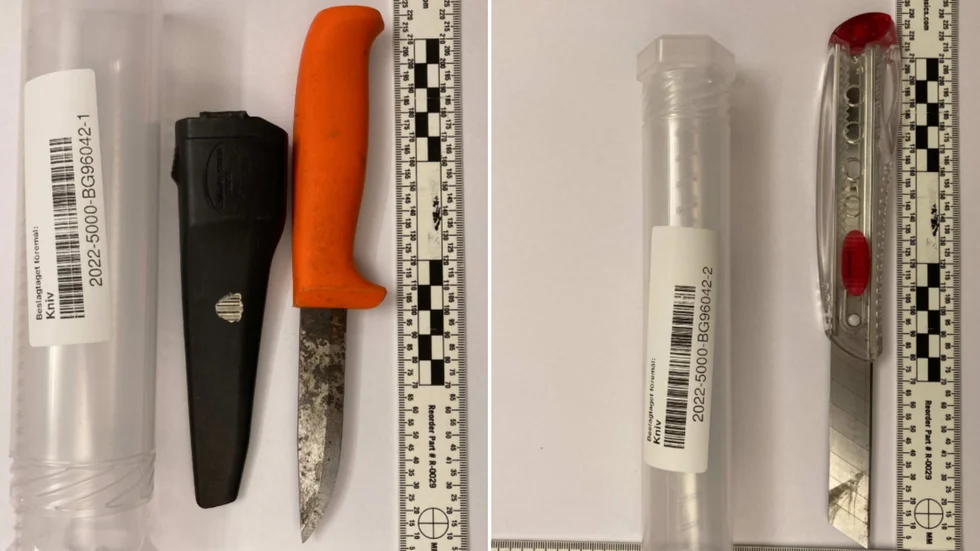 De två pojkarna i årskurs nio ska ha hittat knivarna, en morakniv och en mattkniv, i en buske utanför skolan.