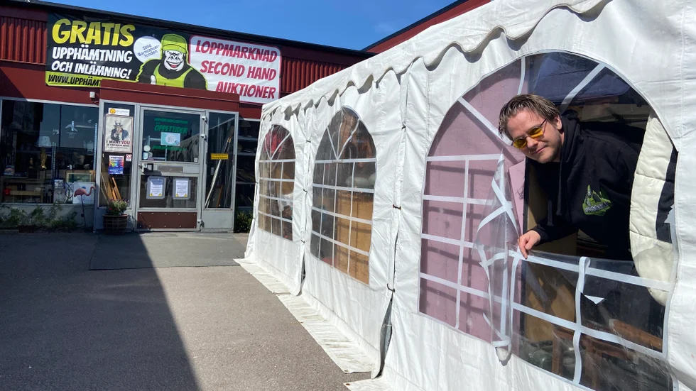 För några dagar sedan var det dags igen. Tältduken på tältet intill loppisen skars upp och flera föremål stals. Sedan en tid tillbaka publicerar Linus Karlsson bilder på de misstänkta gärningsmännen på Facebook.