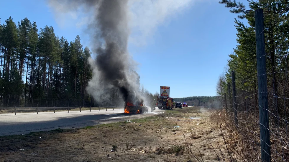 En bil brinner strax söder om Skellefteå.