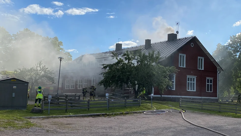 Gåvsta gamla skola skadades i en brand förra sommaren. Nu har byggnadsnämnden beslutat att skolan inte får rivas. 