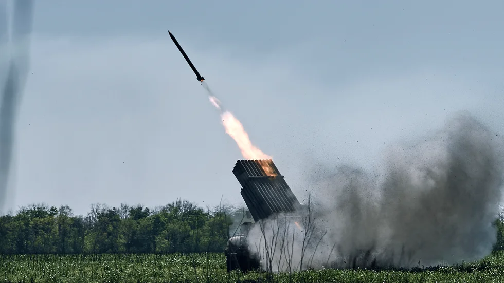 Artillerield från den ukrainska armén nära fronten i staden Bachmut i östra delen av landet. Arkivbild