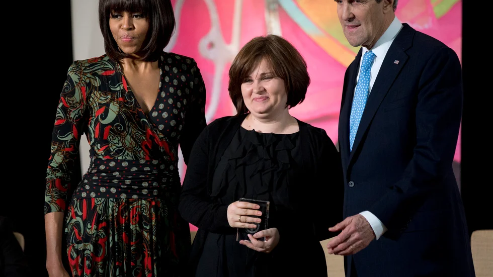 Journalisten Jelena Milasjina omgiven av dåvarande amerikanska presidenthustrun Michelle Obama och utrikesministern John Kerry, i samband med att hon fick pris i Washington för sin rapportering 2013. Arkivbild