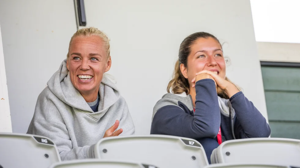 Landslagsveteranen och VM-uttagne Caroline Seger missar ännu en damallsvensk match med klubblaget Rosengård. Här ses hon på läktaren på Malmö IP med lagkamraten Loreta Kullashi.
