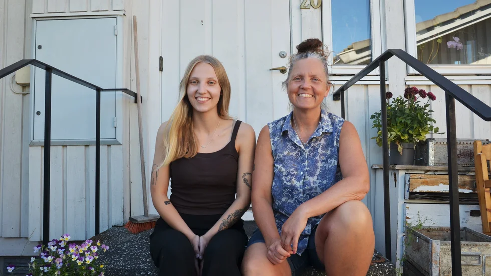 "Folk i vår bekantskapskrets frågar varje sommar: Jaha, ska ni vara där igen? Det är svettigt, det är sandigt, det regnar. Men det spelar liksom ingen roll. Det är kul ändå. Roligt, häftigt, och fängslande", säger Kattis Fernstedt, till höger.