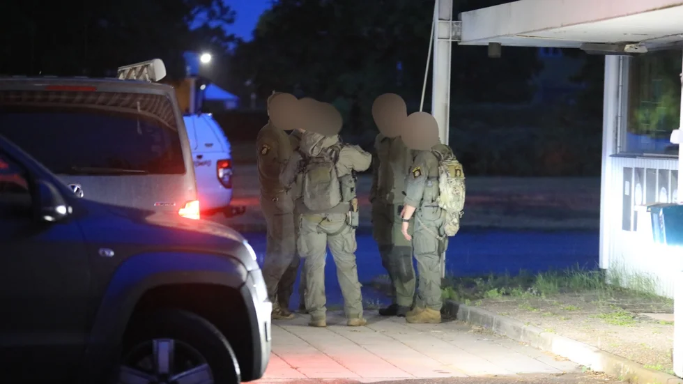 Polisinsats under måndagskvällen och natten mot tisdag där en man greps och är misstänkt för brott. 
