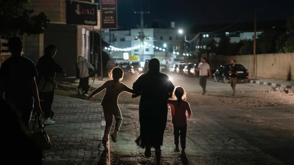 Invånare i flyktinglägret i Jenin lämnar sina hem efter de omfattande israeliska räderna.