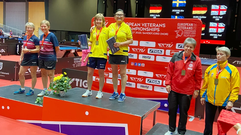 Yue Xia Wang Fridén och Eva Lind Särö överst på prispallen på veteran-EM. 