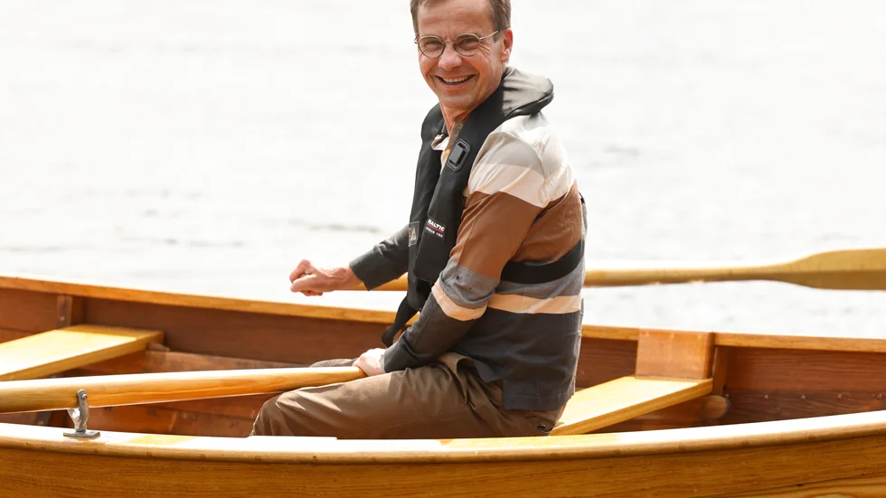 Statsminister Ulf Kristersson (M) ror omkring  i Harpsundsekan, men skribenten menar att det är någon annan som styr.