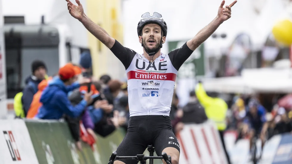 Adam Yates tog hem etapp ett av Tour de France före sin tvillingbror Simon. Arkivbild.