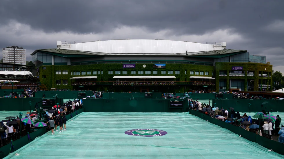 Regn stoppar Wimbledon för andra dagen i rad.