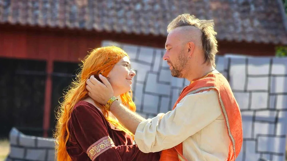 Brynhilde och Sigurd spelas av Stefan Johansson och Desiree Seelhof.
