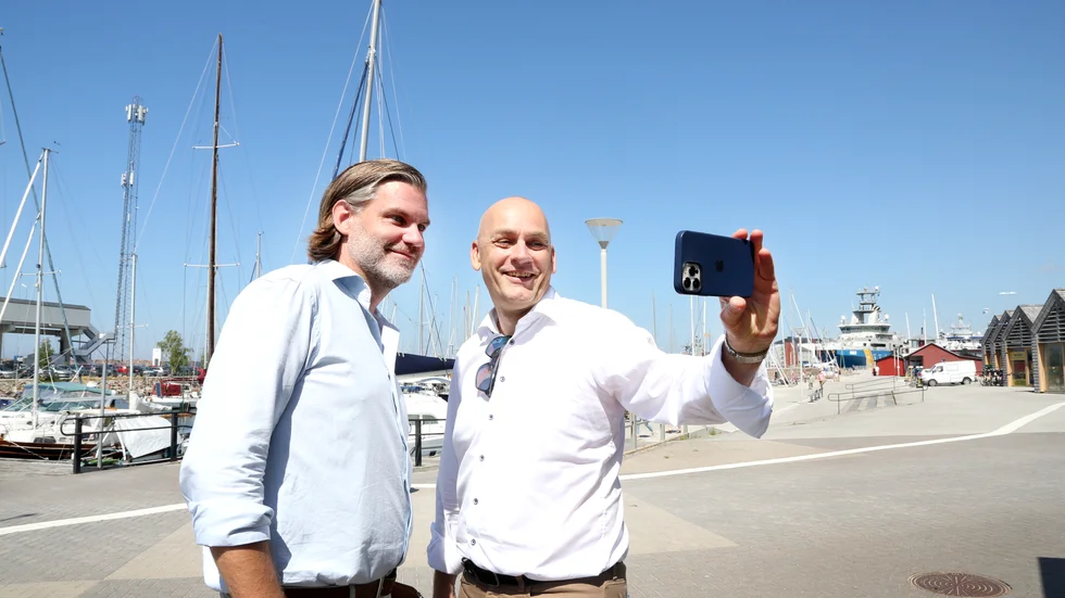 Björn Ivar Moen och Andreas Kristensson pekar på helt nya möjligheter att använda mobilnätet, för företag som kan styra maskiner, till räddningstjänsten som kan följa bränder med drönare i realtid.