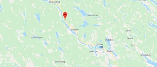 Bil körde av vägen – en person till sjukhus