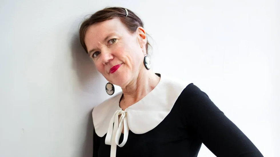 Rosa Liksoms roman "Överstinnan" är både en starkt historiskt förankrad och ytterst aktuell historia om en kvinna som blint står vid en krigsförbrytares sida, menar Kurirens recensent.