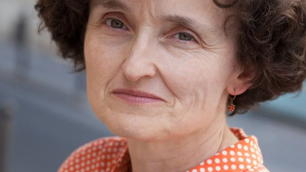 Marie-Hélène Lafon har skapat en tidsbild – ett vackert bildspel från Paris tolfte arrondissement i romanen ”Våra liv”.