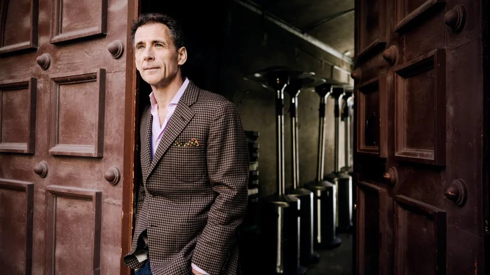 "Hon som måste dö" är David Lagercrantz sista bok i Millenniumserien. Hans tidigare böcker i serien är "Det som inte dödar oss" och "Mannen som sökte sin skugga".