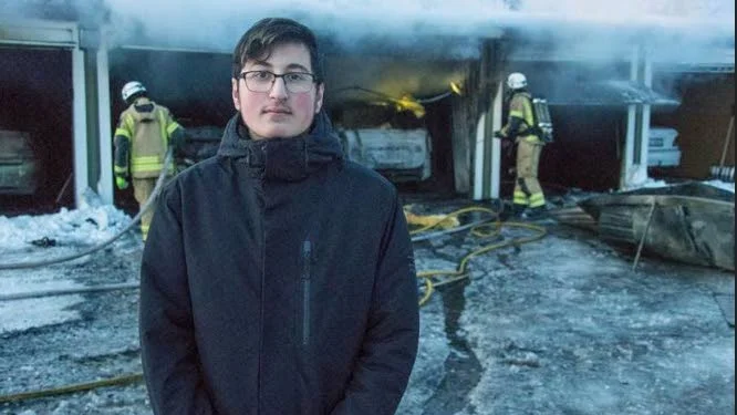 Amez Aziz blev rädd och chockad när familjens bil började brinna. "Jag skulle till skolan med mamma, hon jobbar på min skola", säger han.