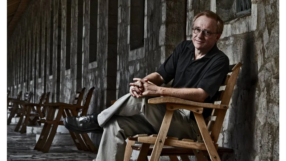 Ståuppkomiker. David Grossmans roman "En häst går in på en bar" berättar om dagens Israel genom en framgångsrik och scenbegåvad ståuppkomiker.