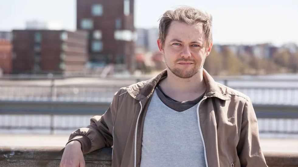 Gränsdragning. Mikael Berglund undersöker vad som händer när gränser börjar dras mellan människor på flera nivåer.