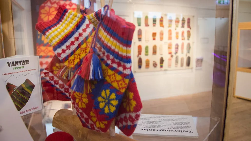 Vantar i massor. I onsdags var det vernissage på vandringsutställningen "Marknadsvantar" av Erika Nordvall Falck på Norrbottens museum