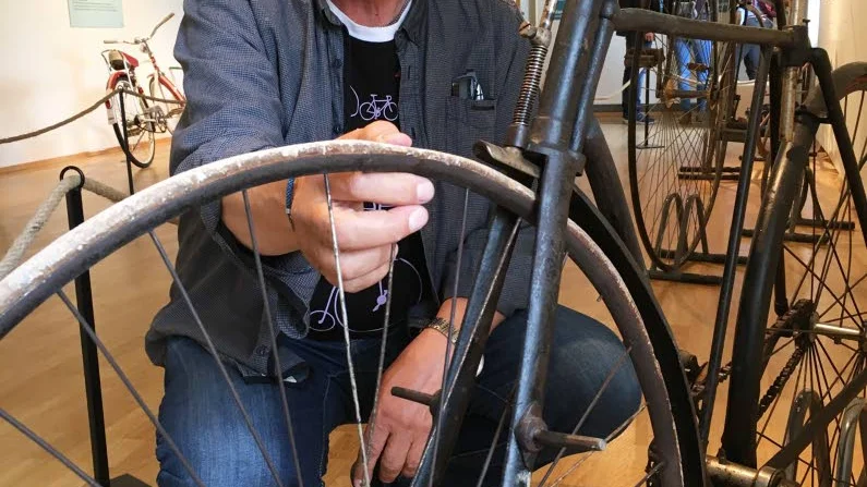 Roland Jakobssons cyklar visas på Norrbottens museum.