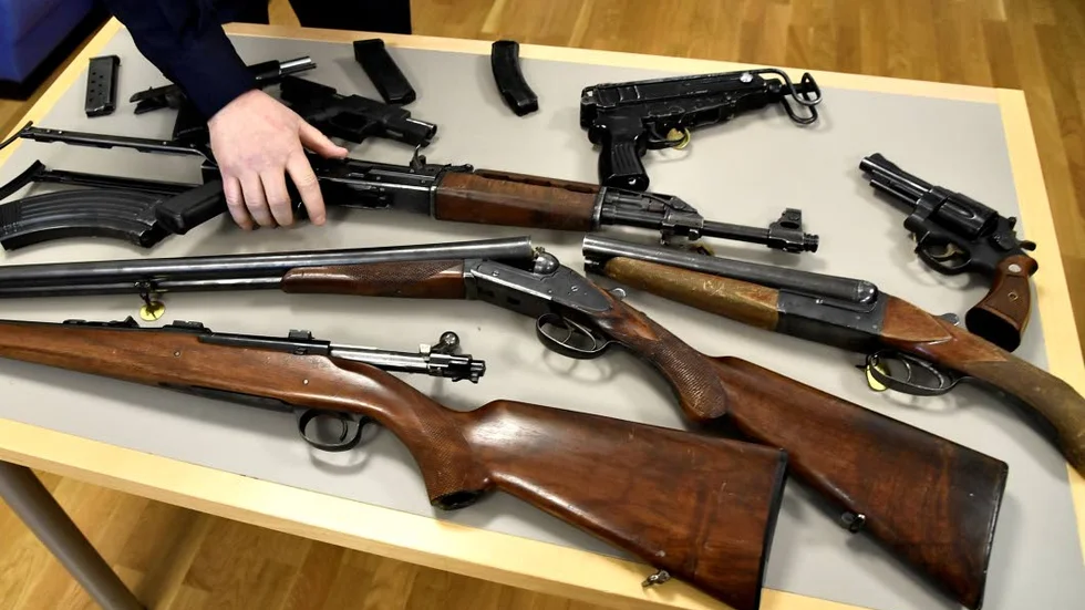 Under vapenamnestin kan personer anonymt lämna in vapen till polisen utan att straffas för innehavet.