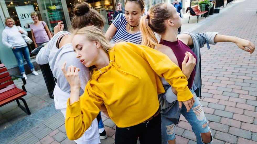 Flashmob. Dansare från Kungliga svenska balettskolan brast ut i dans på Storgatan i Piteå.
