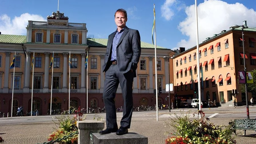 Svensk politik. Björn Häger har tecknat en sorts biografi över Carl Bildt och svensk politik under Bildts långa politiska karriär.