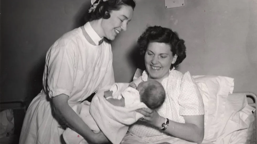 MAMMOR. Förr var det en veckas vård efter förlossningen som gällde, numera vill man att barn och mamma ska komma hem till sin vanliga miljö så snart som möjligt.