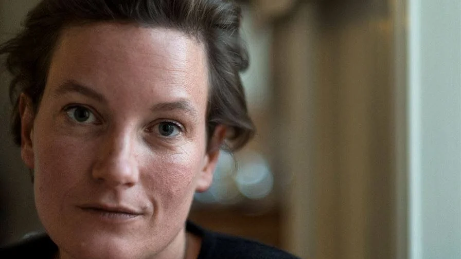 Inget avslut. Agnes Lidbecks roman "Förlåten" kommer aldrig till något direkt avslut. Systrarna färdas istället ensligt i sina utlagda spår, menar Kurirens recensent.