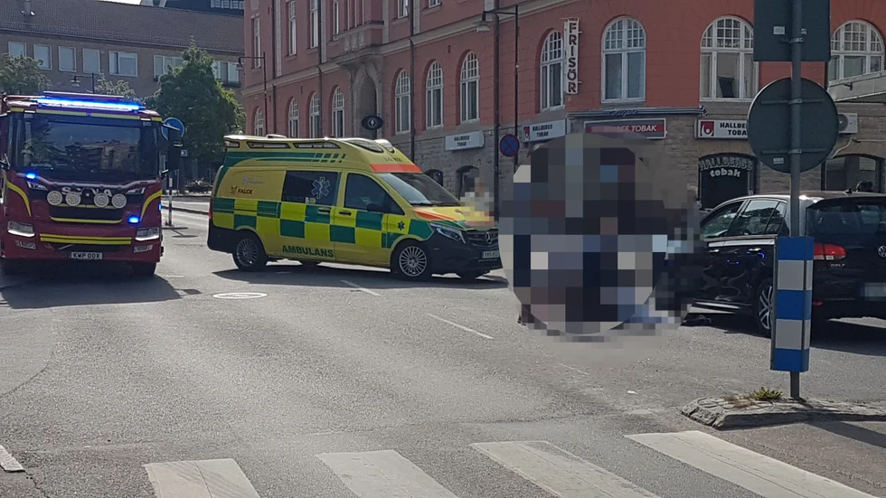 En kvinna avled efter en olycka på Kungsvägen i Mjölby under fredagsmorgonen.