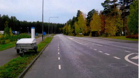 Här på Flättnaleden fastnade lastbilschaffisen på bild i polisens mobila fartkamera.