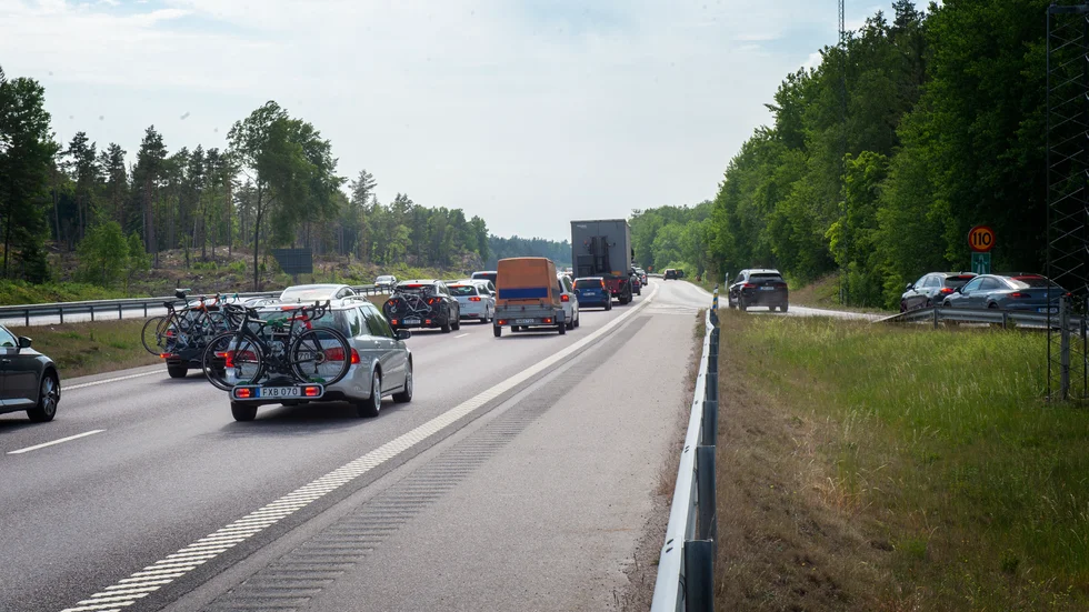 Början av bilkön som under fredagseftermiddagen påverkar bilister resande söderut.