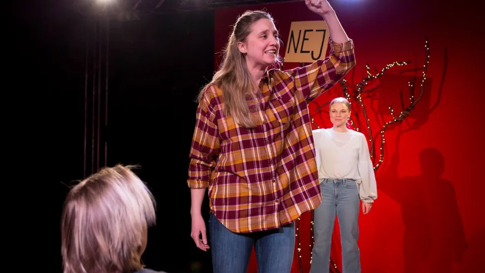 Trio. "Nora Bredefeldt, Charlie Challis och Lilja Fredriksson har en samspelt tajming", skriver recensenten Peter Pääjärvi.