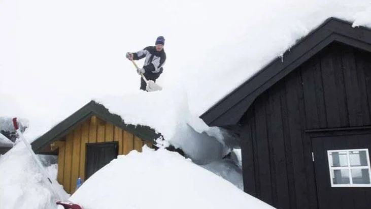 Är det dags att skotta taket. Experten ger sina tips.