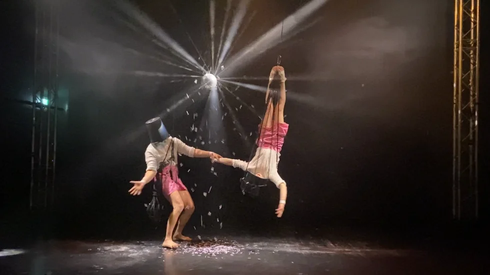 Cirkusduon "Half in company" gjorde en fantastisk show på Agora.